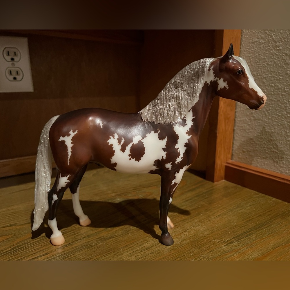 Breyer Vintage Club 2023 - Go Figure - Picture 2 of 10